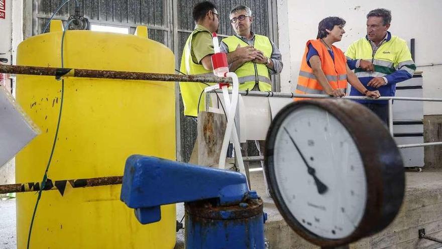 David Casado, jefe de producción de Aqualia; Ignacio Ruiz, ingeniero municipal; Ana Rivas, concejala de Infraestructuras, y Alfonso Tomás, gerente de Aqualia, ayer, en el depósito de Cuyences.