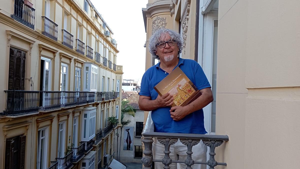Virgilio Martínez Enamorado, con la monografía sobre la Peña de los Enamorados, en La Opinión.