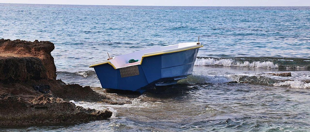 La patera que llegó en la madrugada de ayer a Formentera, en es Copinar. | CARMELO CONVALIA