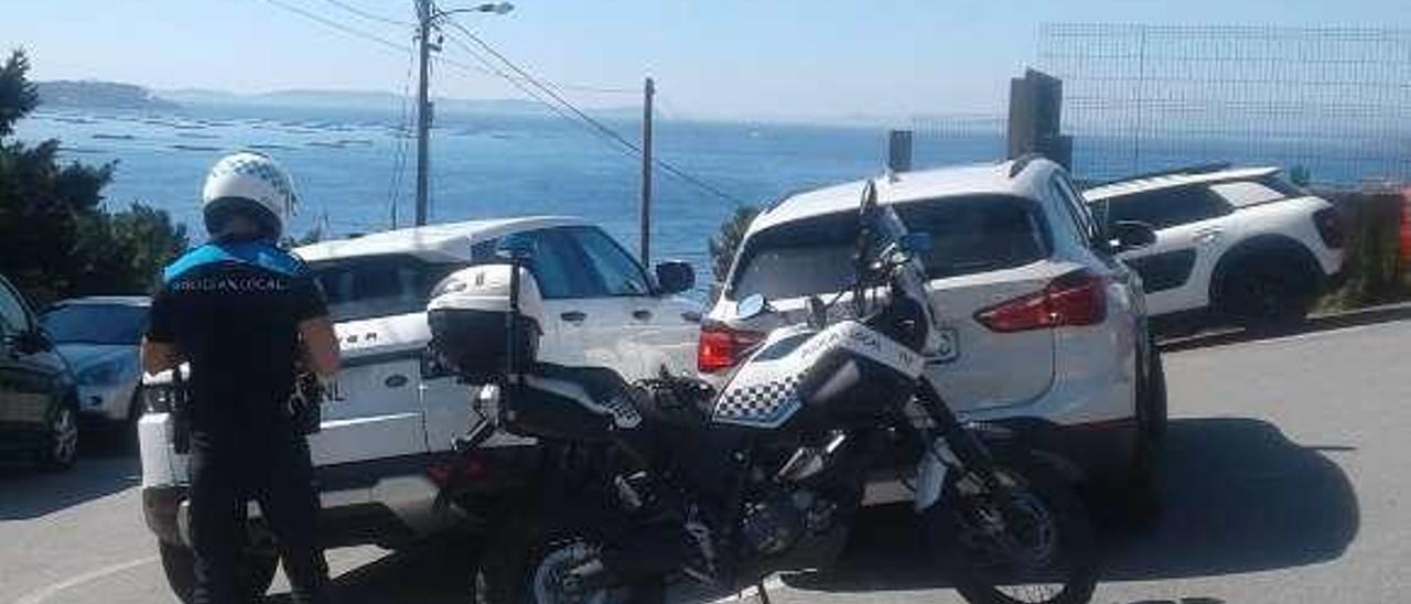 Efectivos de la Policía Local, denunciando en zona de playas. // S.Á.