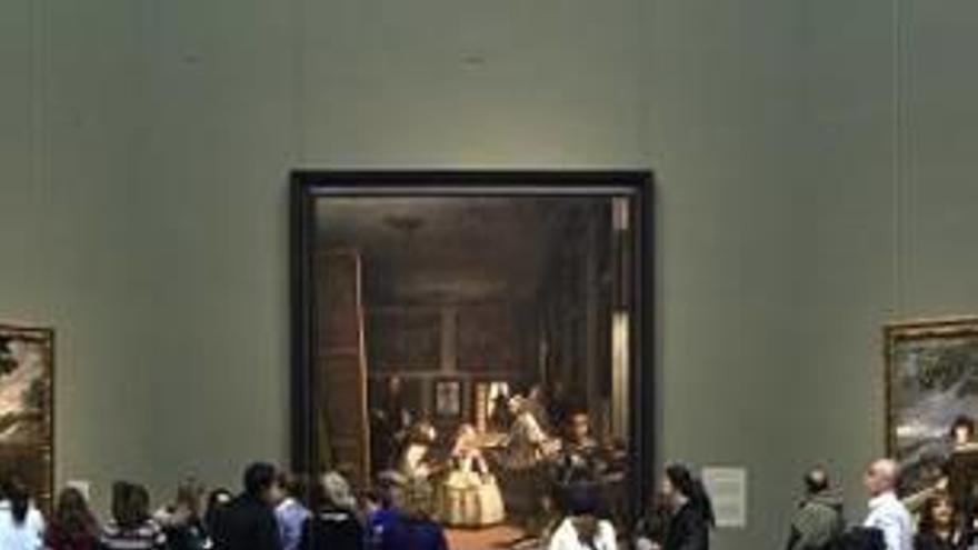 Visitantes en El Prado observan Las meninas.