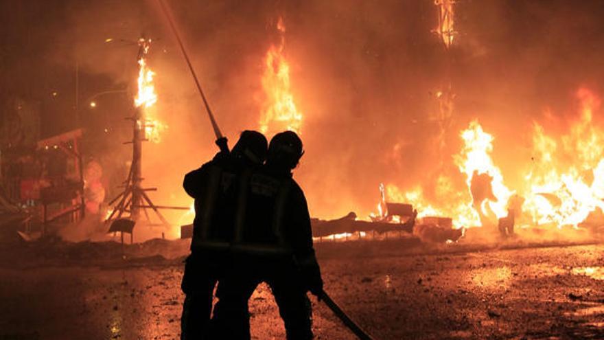 La Politécnica busca nuevos materiales para las fallas que sean menos contaminantes