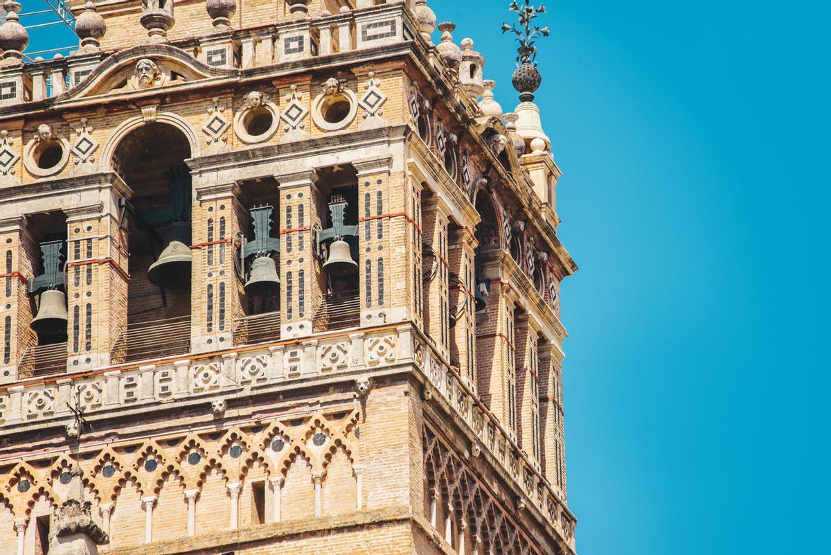 Primer plano de la torre de la Giralda de Sevilla