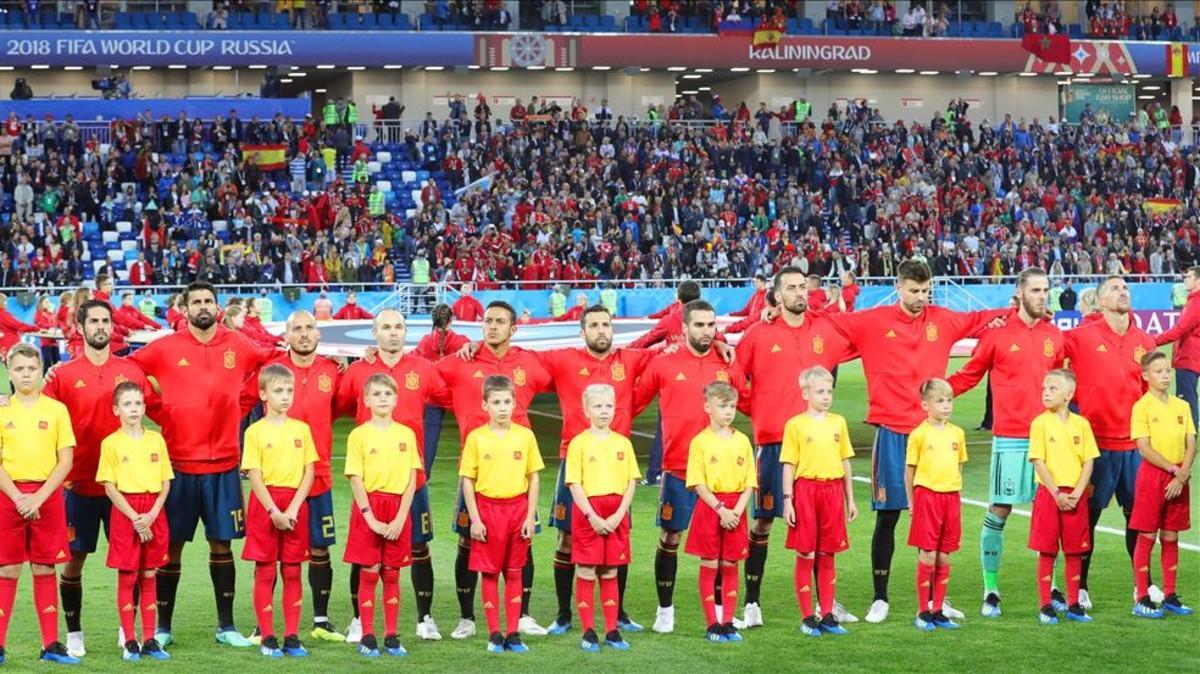 La selección española posa justo antes de un partido de la fase de grupos