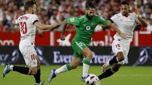 Isco conduce el balón en el derbi de Sevilla