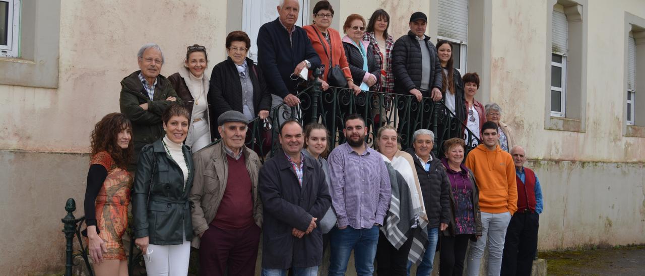 Vecinos de Muñó, en una actividad reciente ante las escuelas de la localidad.