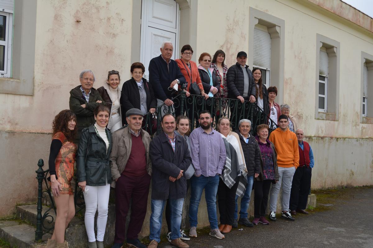 Vecinos de Muñó, en una actividad reciente ante las escuelas de la localidad.
