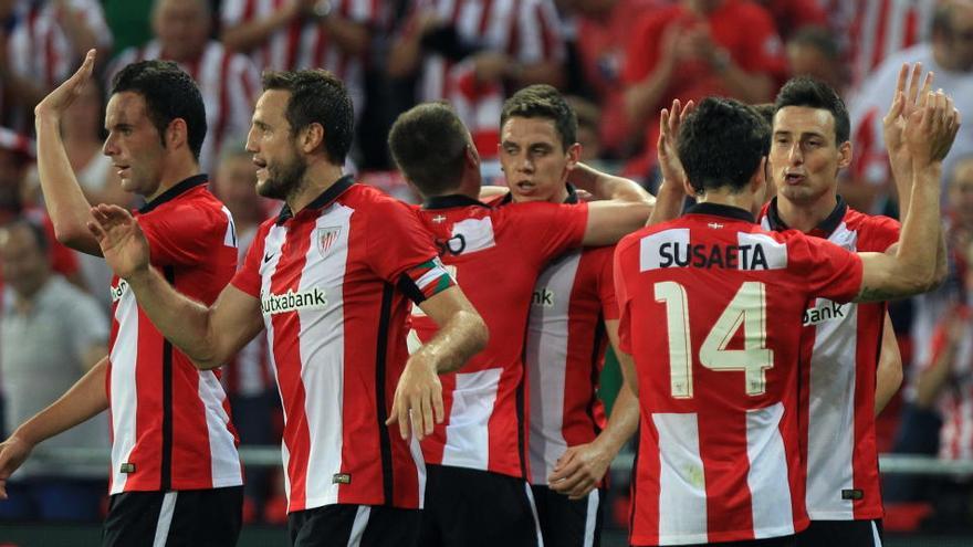 Los jugadores del Athletic celebran su gol.