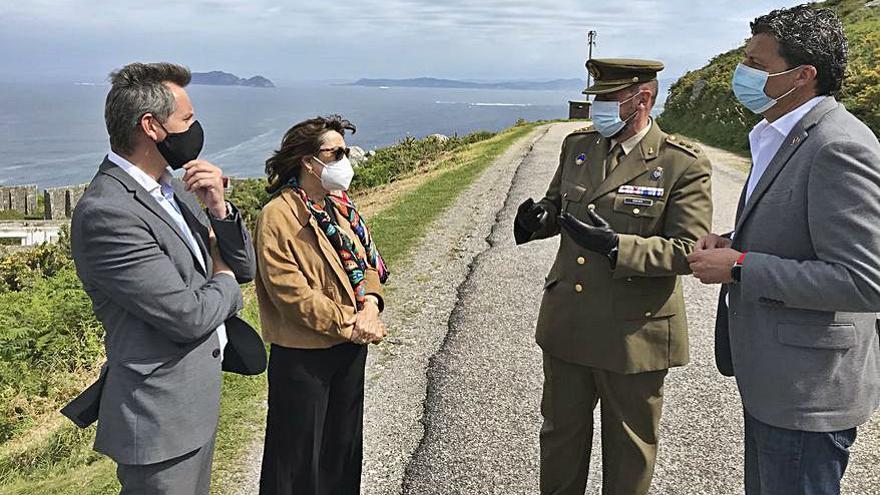 Visita del delegado del Gobierno (izq.) a los terrenos de Defensa.