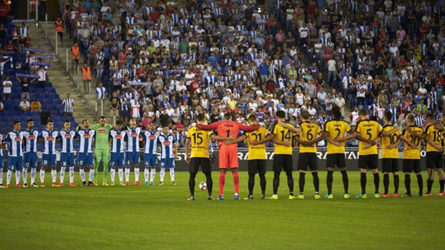 El RCDE Stadium guardó un minuto de silencio por las víctimas del seísmo en Italia.