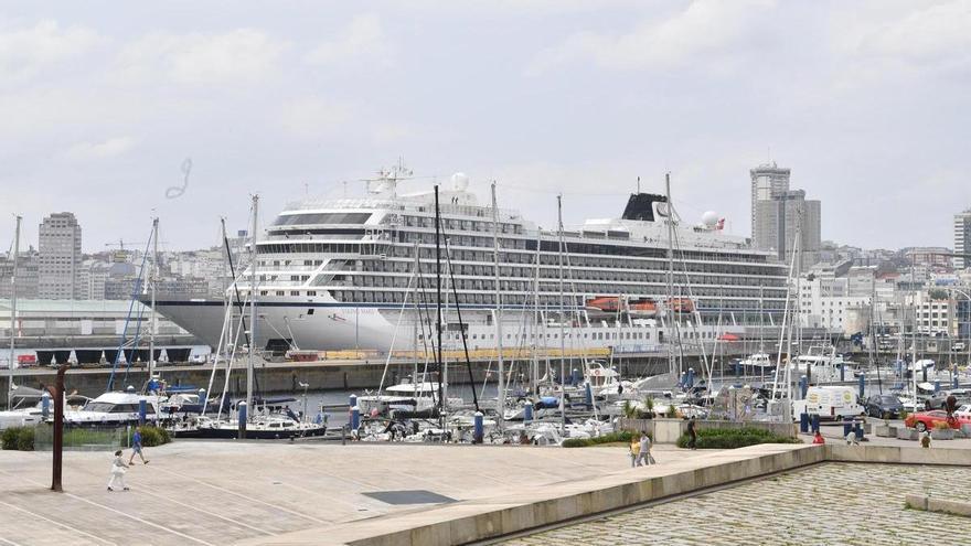 Un crucero vikingo atraca en A Coruña