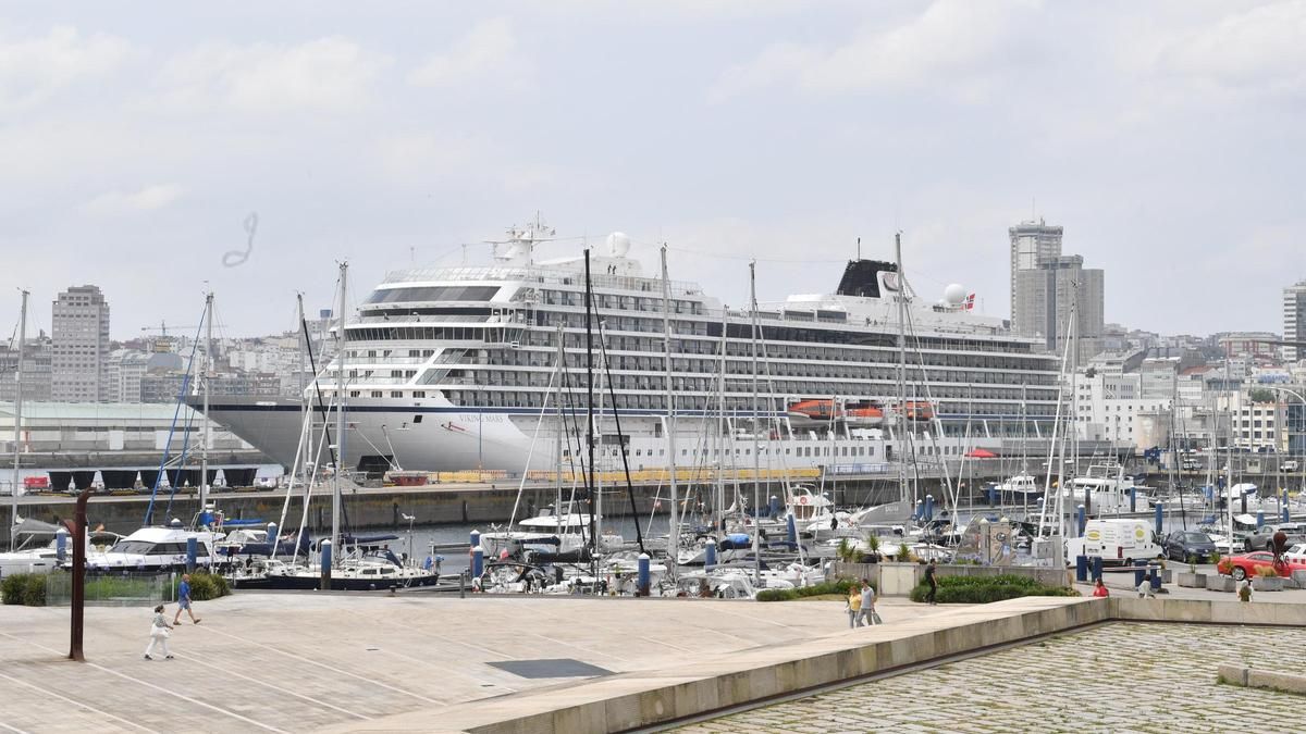 El Viking Mars atracado en el puerto de A Coruña.