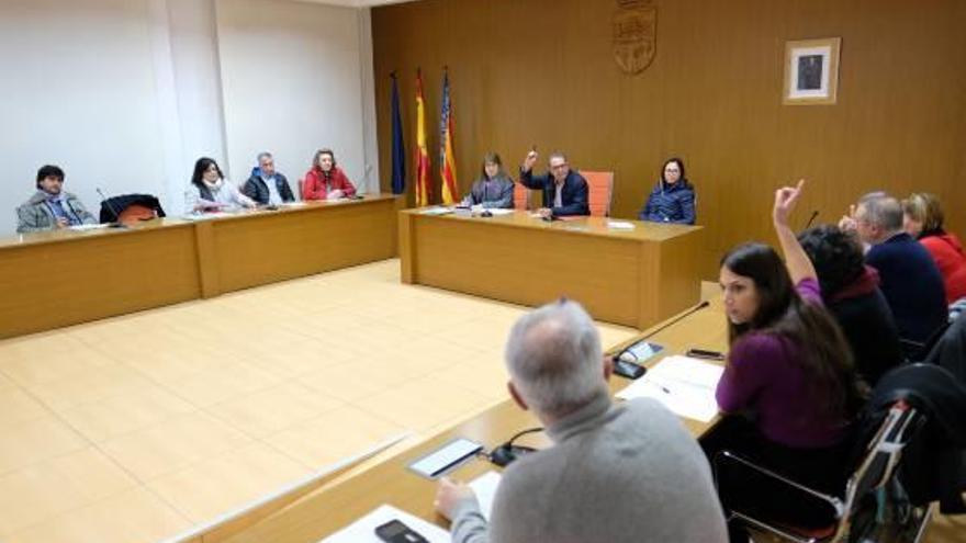 El pleno extraordinario del Ayuntamiento de Sax celebrado ayer para aprobar una modificación de créditos.