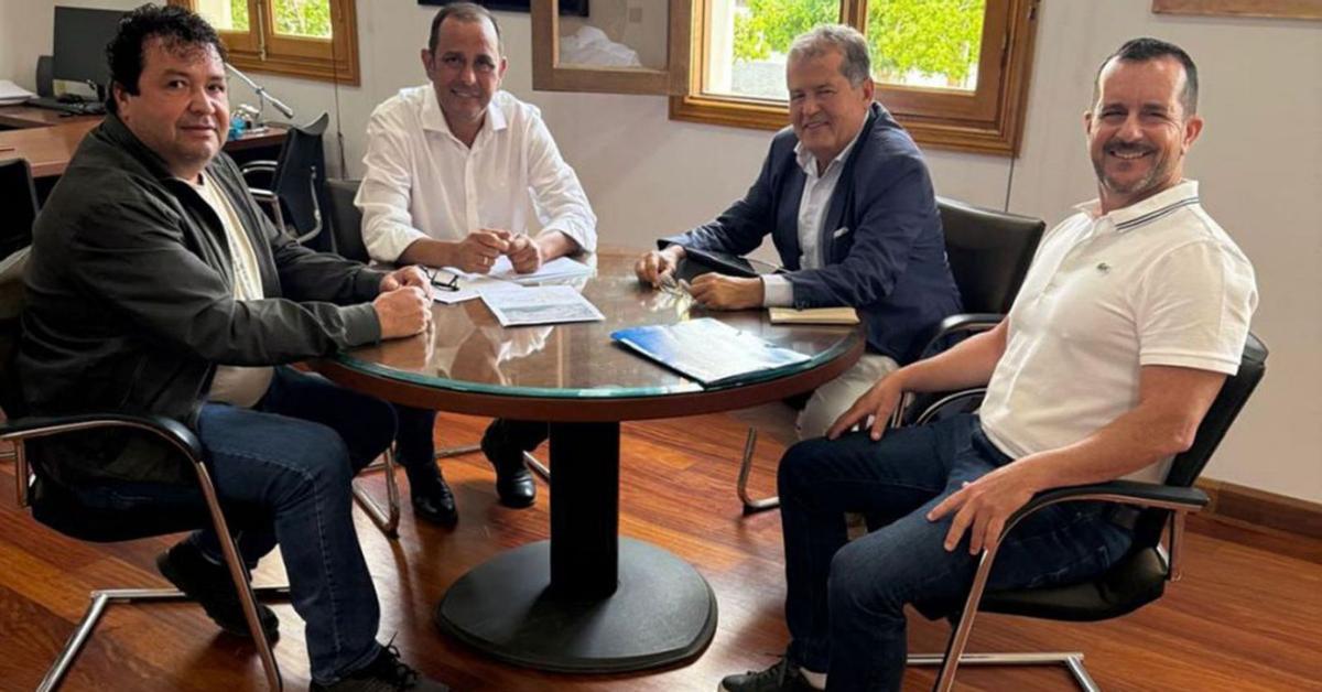 Blas Acosta (centro) reunido con empresarios de La Lajita 2000, en la sede del Cabildo de Fuerteventura. | LP / DLP