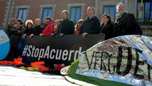 GRA180 MADRID, 16/03/2016.- Dieciséis ONG españolas instalaron hoy tiendas de campaña como las que utilizan los refugiados frente a la sede del Ministerio de Exteriores para mostrar las precarias condiciones que padecen estas personas y denunciar el preacuerdo de la UE con Turquía sobre la expulsión de los llegados a Grecia. EFE/Fernando Villar