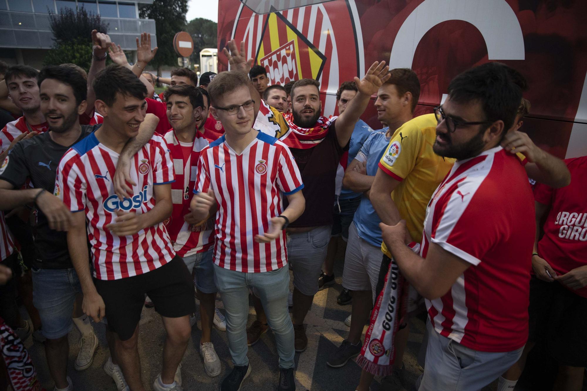 Els aficionats reben al Girona a l'aeroport