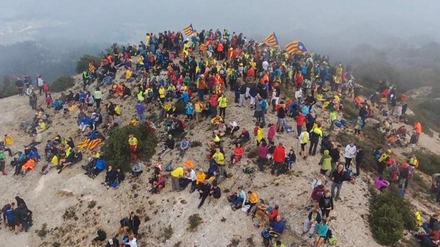 Desenes de persones al cim de la Roca Corbatera