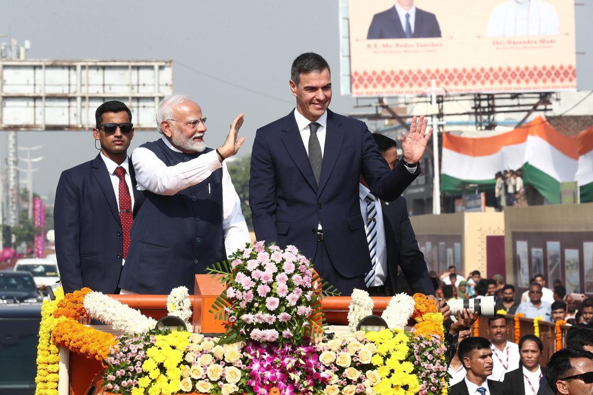 El primer ministro indio, Narendra Modi (i) y el presidente del Gobierno, Pedro Sánchez (d), durante un 'recorrido de honor' este lunes en la India.