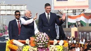 El primer ministro indio, Narendra Modi (i) y el presidente del Gobierno, Pedro Sánchez (d), durante un recorrido de honor este lunes en la India. 