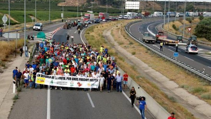 Pagesos de la fruita tallen la carretera per protestar per la crisi de preus