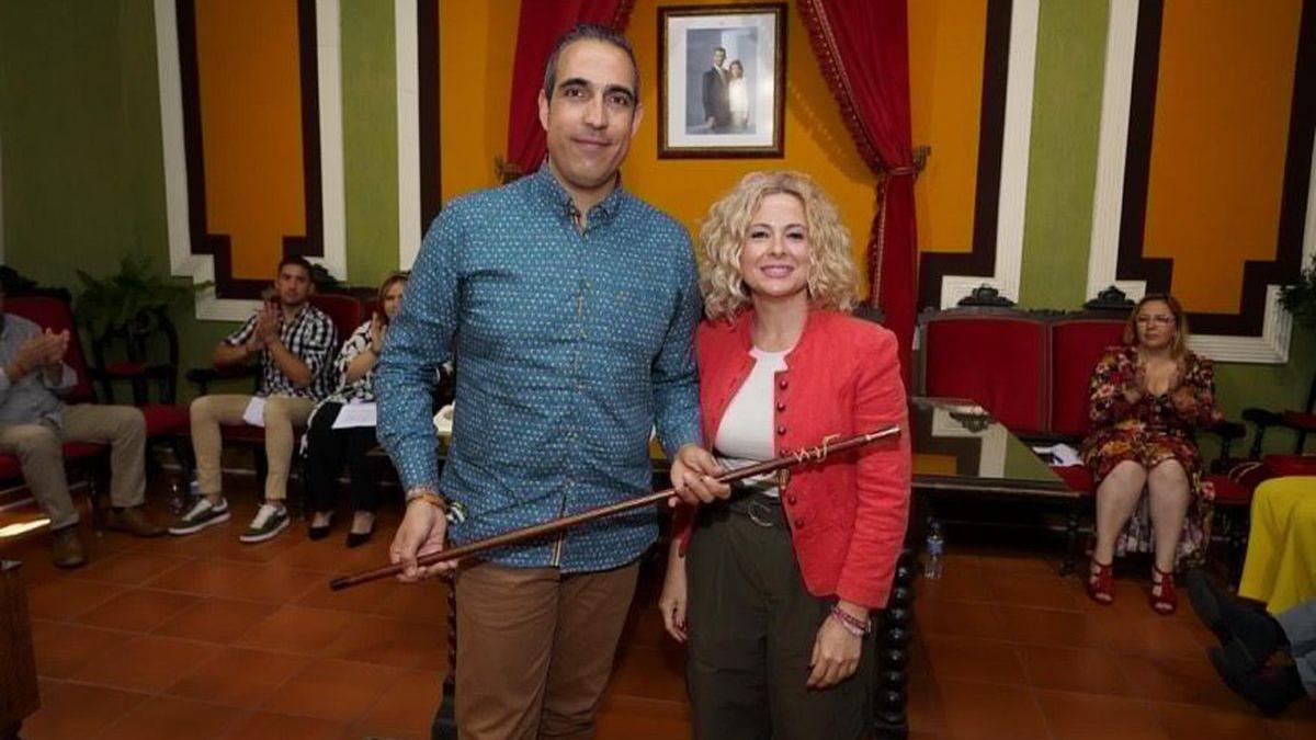 El alcalde, David Casanova, junto a la representante socialista, Virginia Martí.