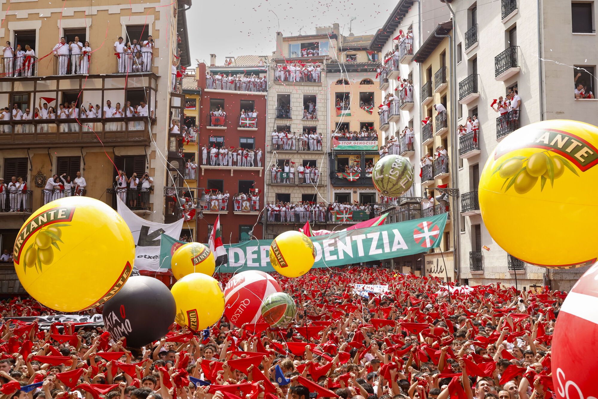 PAMPLONA, 06/07/2025.- Una multitud celebra en la Plaza Consistorial de Pamplona el Chupinazo que da comienzo a los Sanfermines, este domingo. EFE/ Villar López
