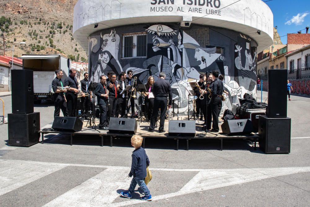 Más de doscientos murales en homenaje a Miguel Hernández engalanan el barrio de San Isidro de Orihuela