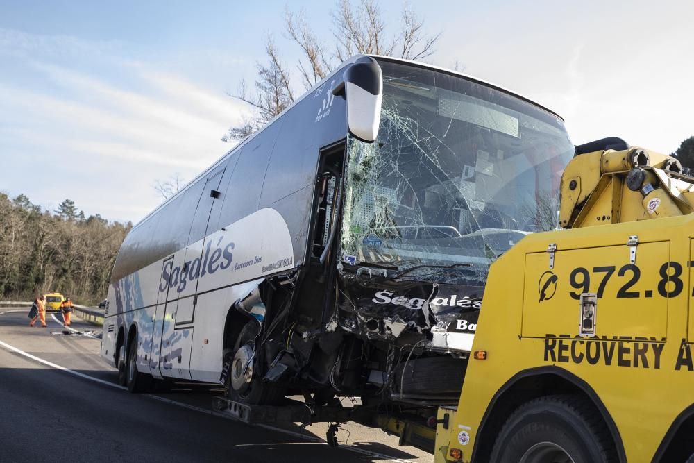 Accident amb un ferit crític a Vidreres en el xoc d'un autocar amb 3 cotxes