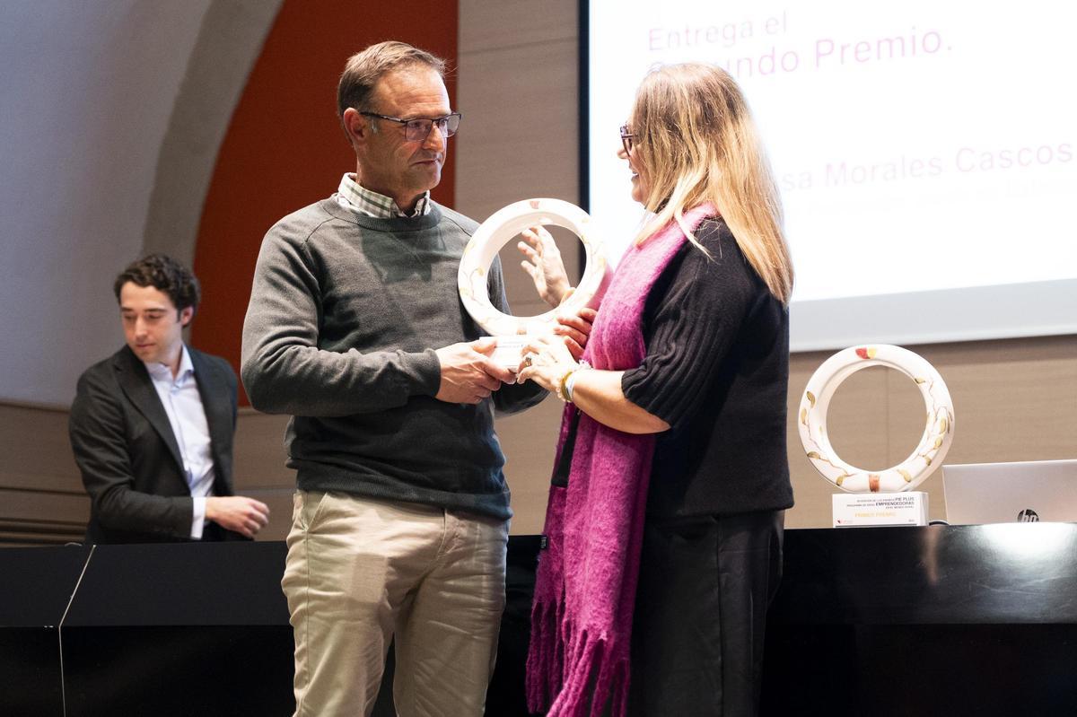 Teresa Morales, directora general de Formación para el Empleo de la Junta de Extremadura, entrega el segundo premio al padre de Francisco José García.
