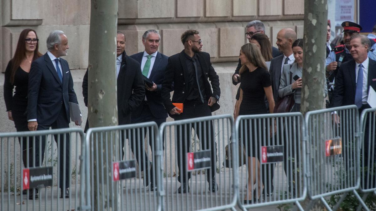 Neymar, acompañado de su séquito, al llegar a la Audiencia provincial.