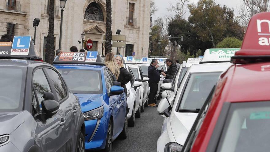Lista de espera para el carnet de conducir en València: las autoescuelas denuncian un sistema "colapsado"