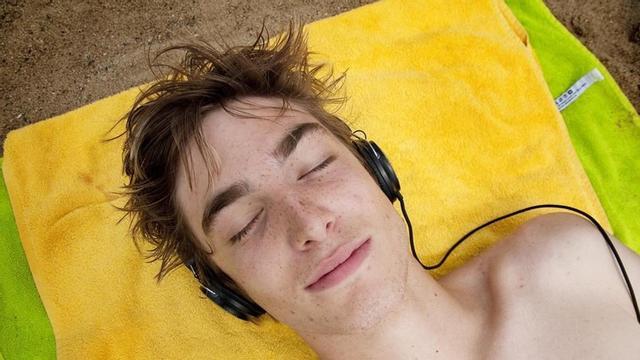 Los auriculares no solo sirven para escuchar música.