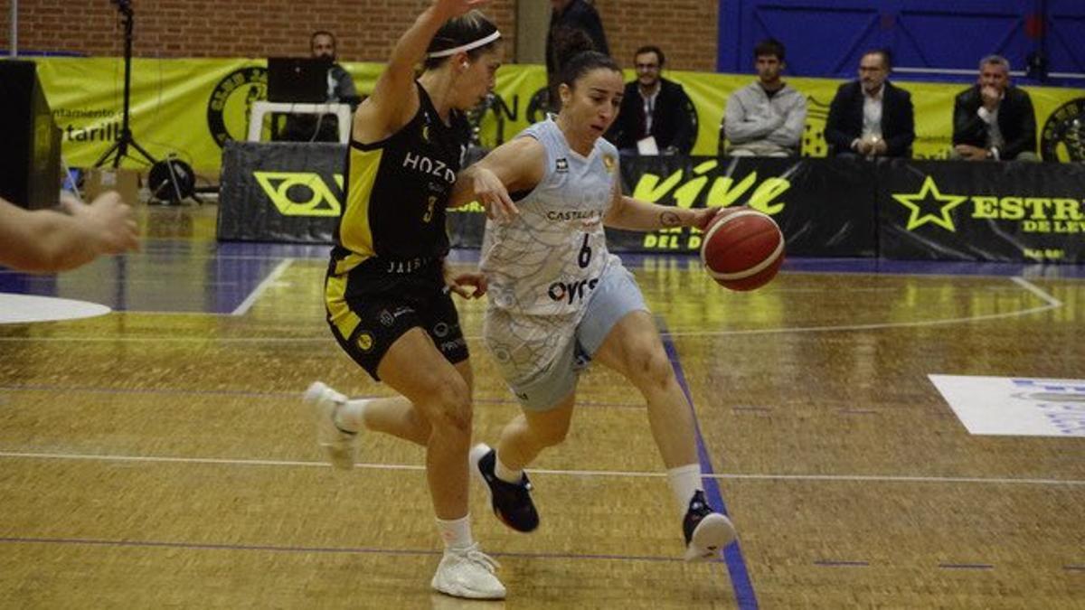 Marina Lizarazu, defendiendo durante el encuentro
