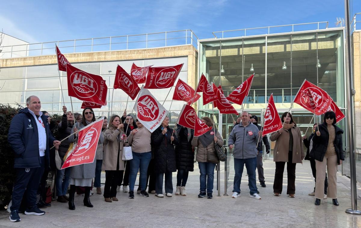 La plantilla de limpieza del edificio La Paz de Mérida se manifiesta por los retrasos salariales.