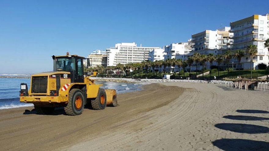 Una máquina realiza labores de adecuación en la playa de La Bajadilla.