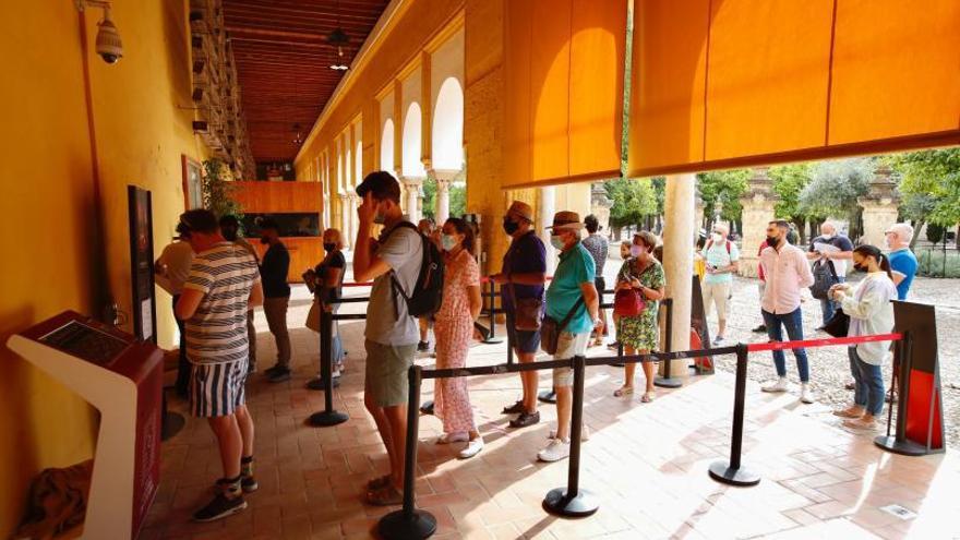 Colas de turistas para adquirir una entrada para la Mezquita. 