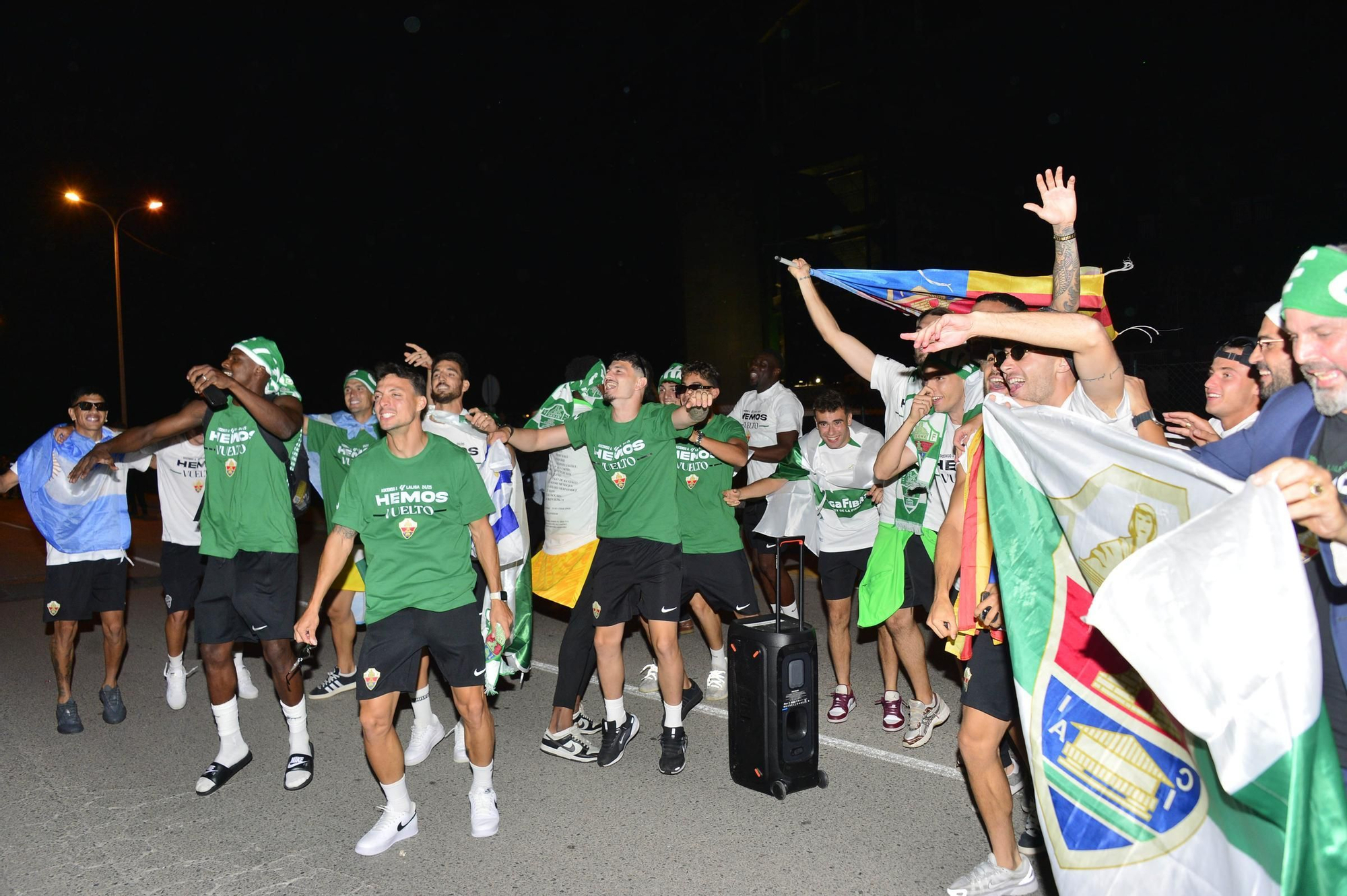 La afición del Elche recibe a los héroes del ascenso a su llegada al Martínez Valero