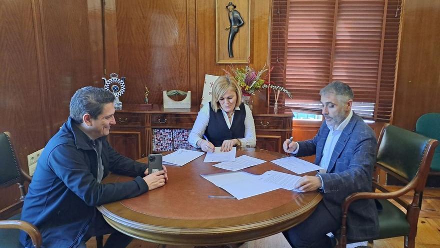 Digna Rivas y Esteban Valverde (dcha.) firman el acuerdo de colaboración entre las dos instituciones. |   // FDV