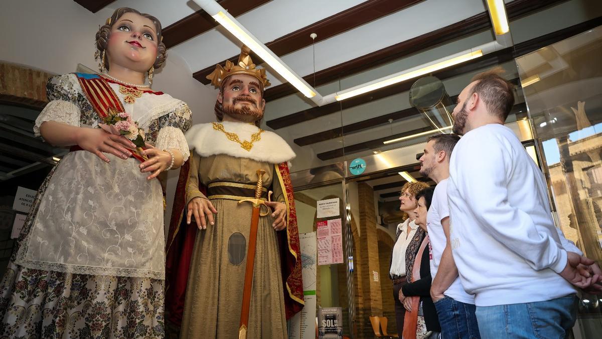 La nueva 'geganta' Amparín Miquel tendrá que esperar para desfilar junto a Jaume I.