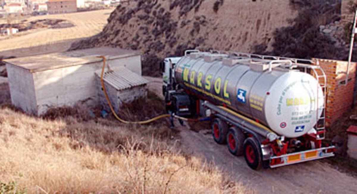 Un camión cisterna descarga ayer agua potable en el depósito municipal de Biosca.