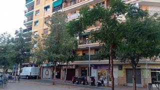 Vecinos de la plaza Juan XXIII de Castelló denuncian que ‘sus’ árboles causan urticaria