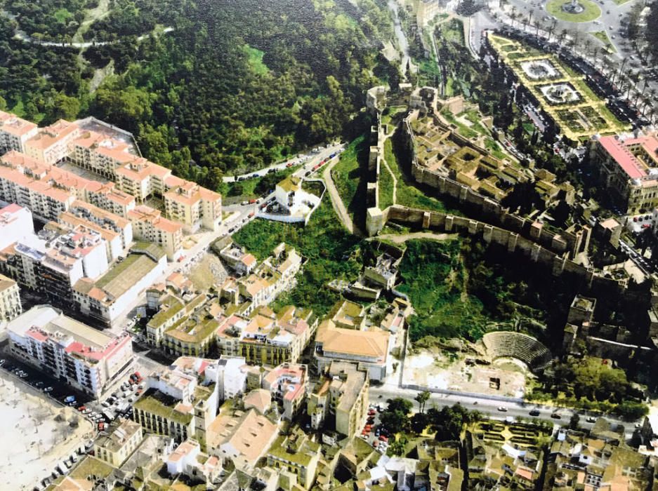 Vista aérea del Centro Histórico antes  de las obras del túnel, con las manzanas de casas que hubo que expropiar y la calle Alcazabilla, todavía con tráfico.