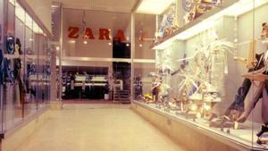 Entrada a la tienda de Zara en Torreiro, la segunda que abrió en 1975.