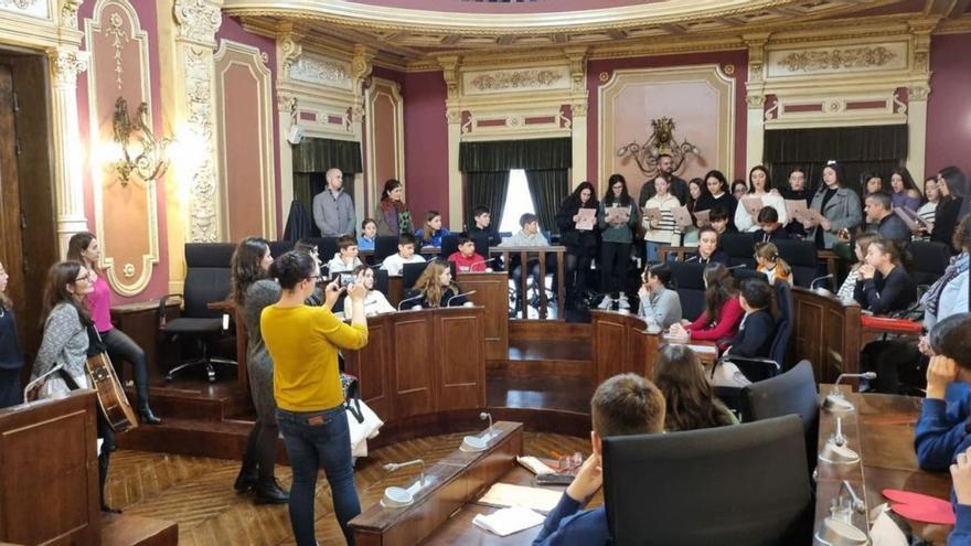 Escolares recitan versos de Rosalía en el salón de plenos, ayer.   | // FDV