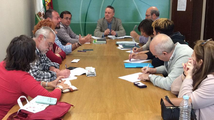 Un imagen de la reunión entre el delegado y los representantes vecinales.