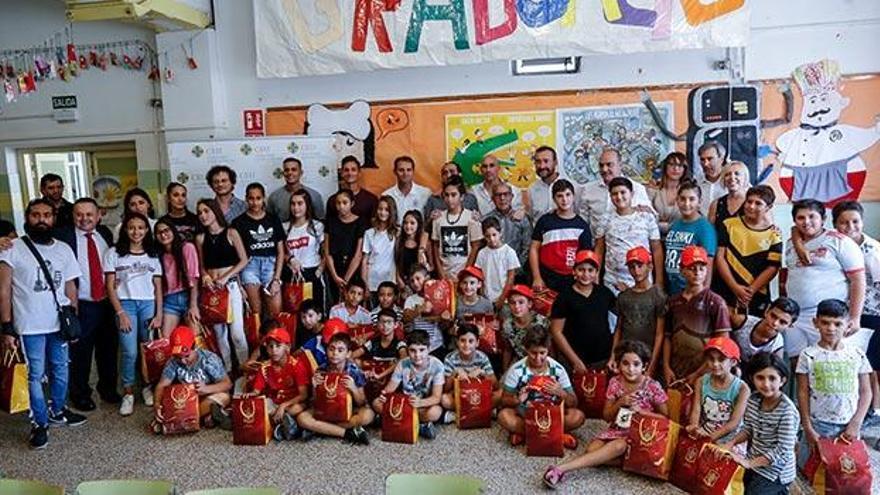 Un instante de la visita, ayer, de la RFEF al colegio Mediterrani de Elche