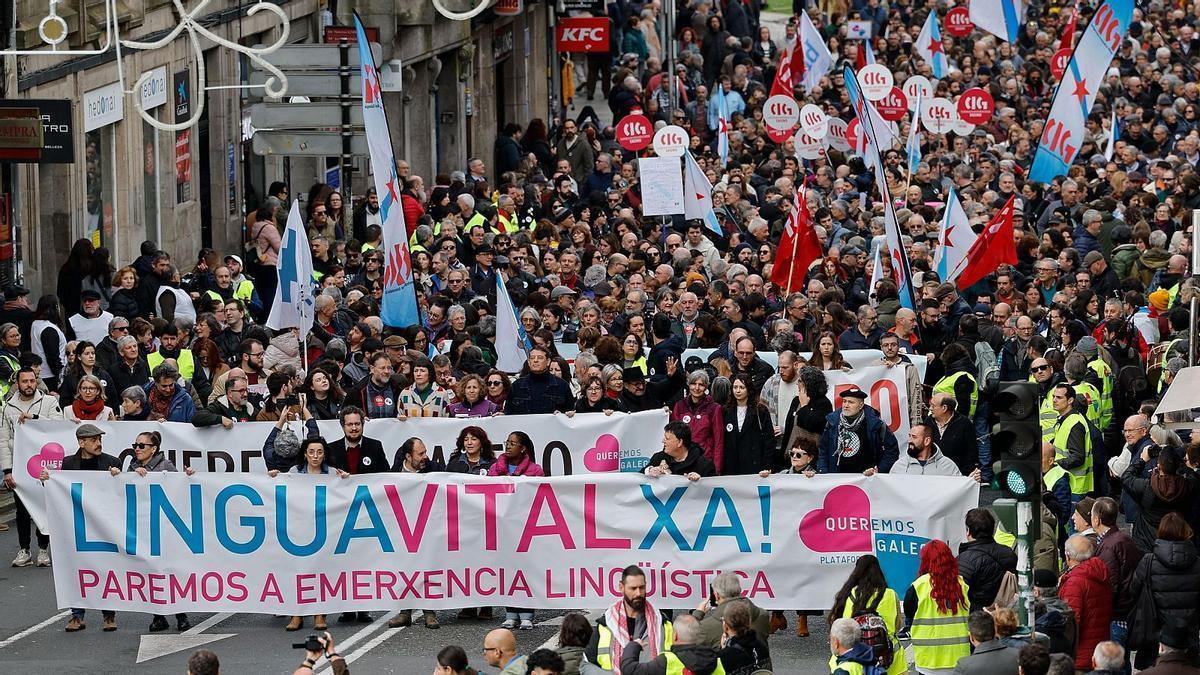 Varios manifestantes recorren las calles de Santiago de Compostela en defensa del gallego.