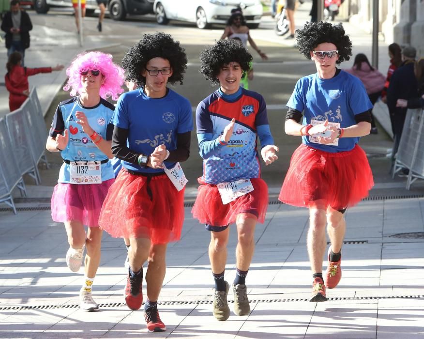 El centro de Vigo fue esta mañana una pista de atletismo improvisada para acoger la sexta edición de la Carreira Popular de Entroido