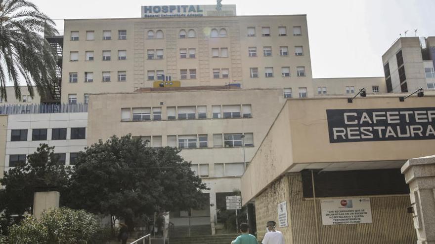 Acceso a Urgencias del Hospital General de Alicante en una imagen de estos días.