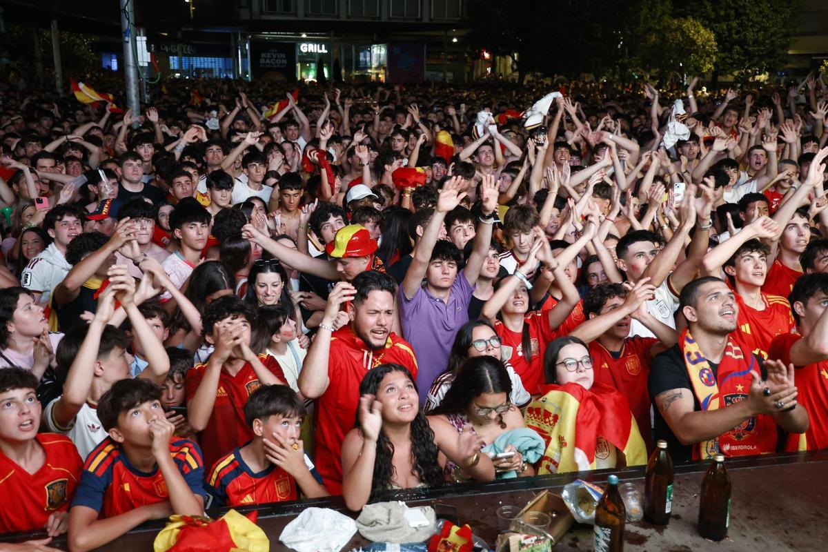 Los compostelanos vibran con La Roja